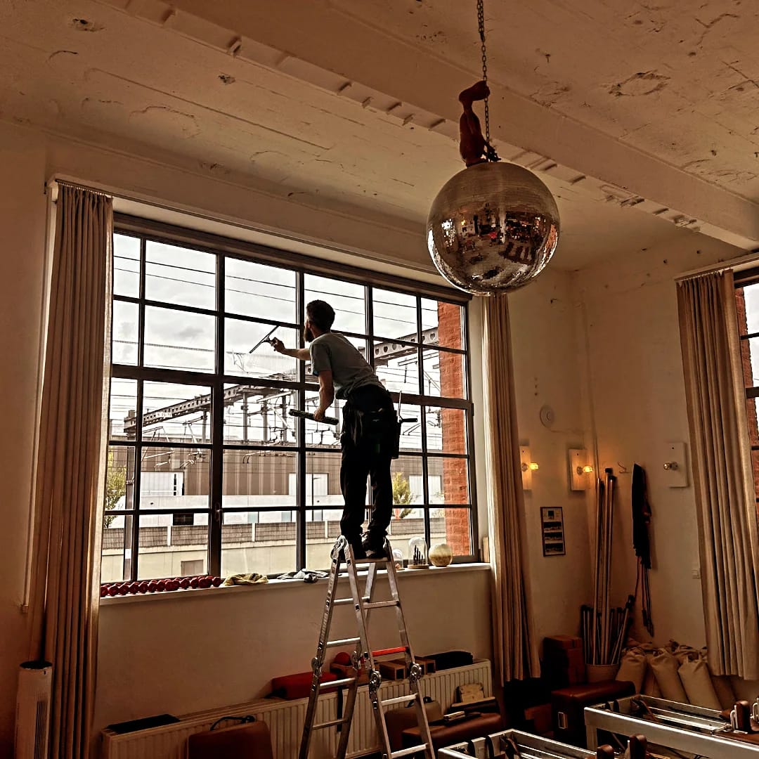 Professioneel ramen wassen met hoogwaardige materialen en reinigingsapparatuur